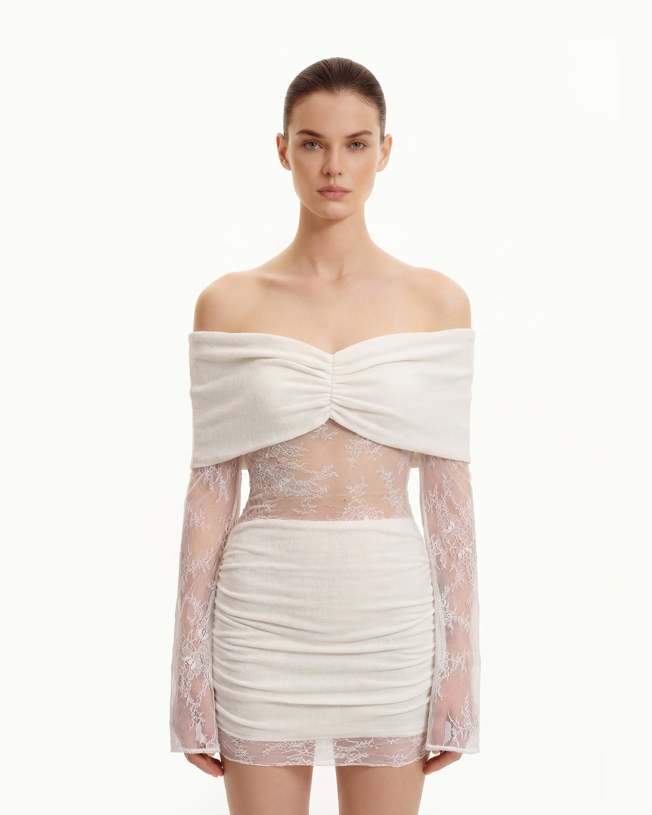 オフショルダールーシュ ミニドレス レーススリーブ付き - ホワイト