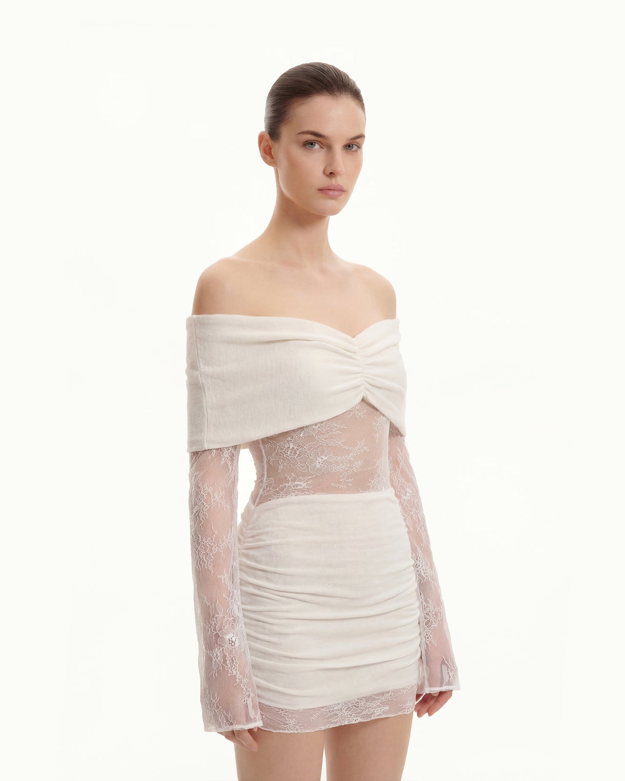 オフショルダールーシュ ミニドレス レーススリーブ付き - ホワイト