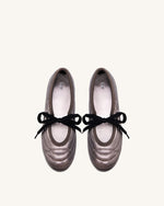 Erika トップステッチ レースアップ バレエフラットシューズ - ダークブラウン