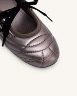 Erika トップステッチ レースアップ バレエフラットシューズ - ダークブラウン
