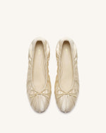 Elara ルーシュド ドローストリング サテン バレエフラット - ベージュ