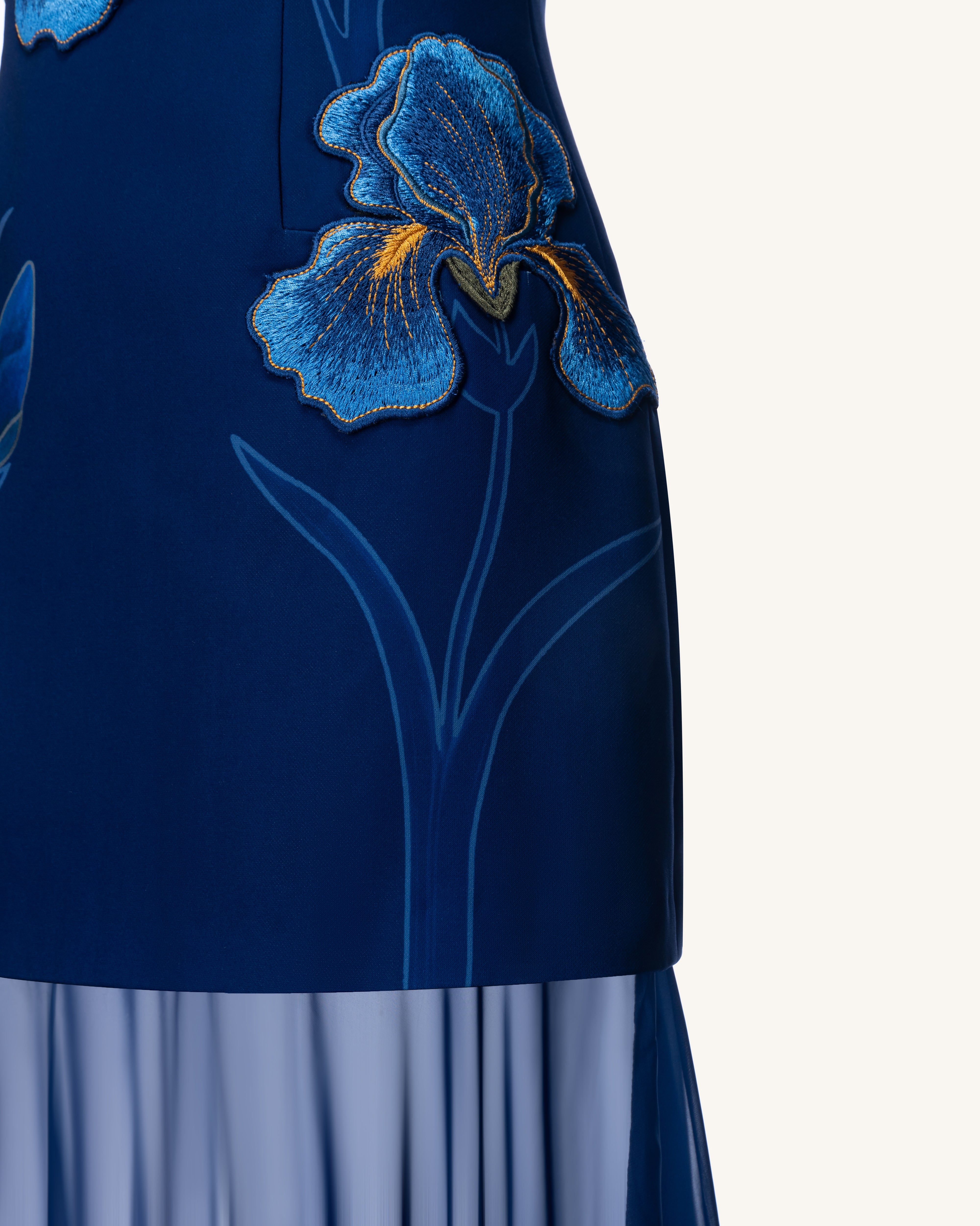 Iris 刺繍入りプランジシアーオーバーレイマキシドレス - ネイビー