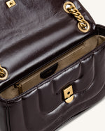 ティナ キルティングチェーン クロスボディ - ディープクラレットブラウン