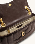 ティナ キルティングチェーン クロスボディ - ディープクラレットブラウン