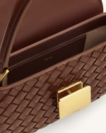 Zuri 手編みラウンドトップハンドルバッグ - ブラウン