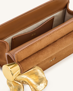 Holly フェイクスエード メタルチャーム付きクラッチ - ブラウン