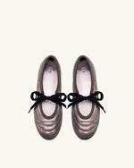 Erika トップステッチ レースアップ バレエフラットシューズ - ダークブラウン