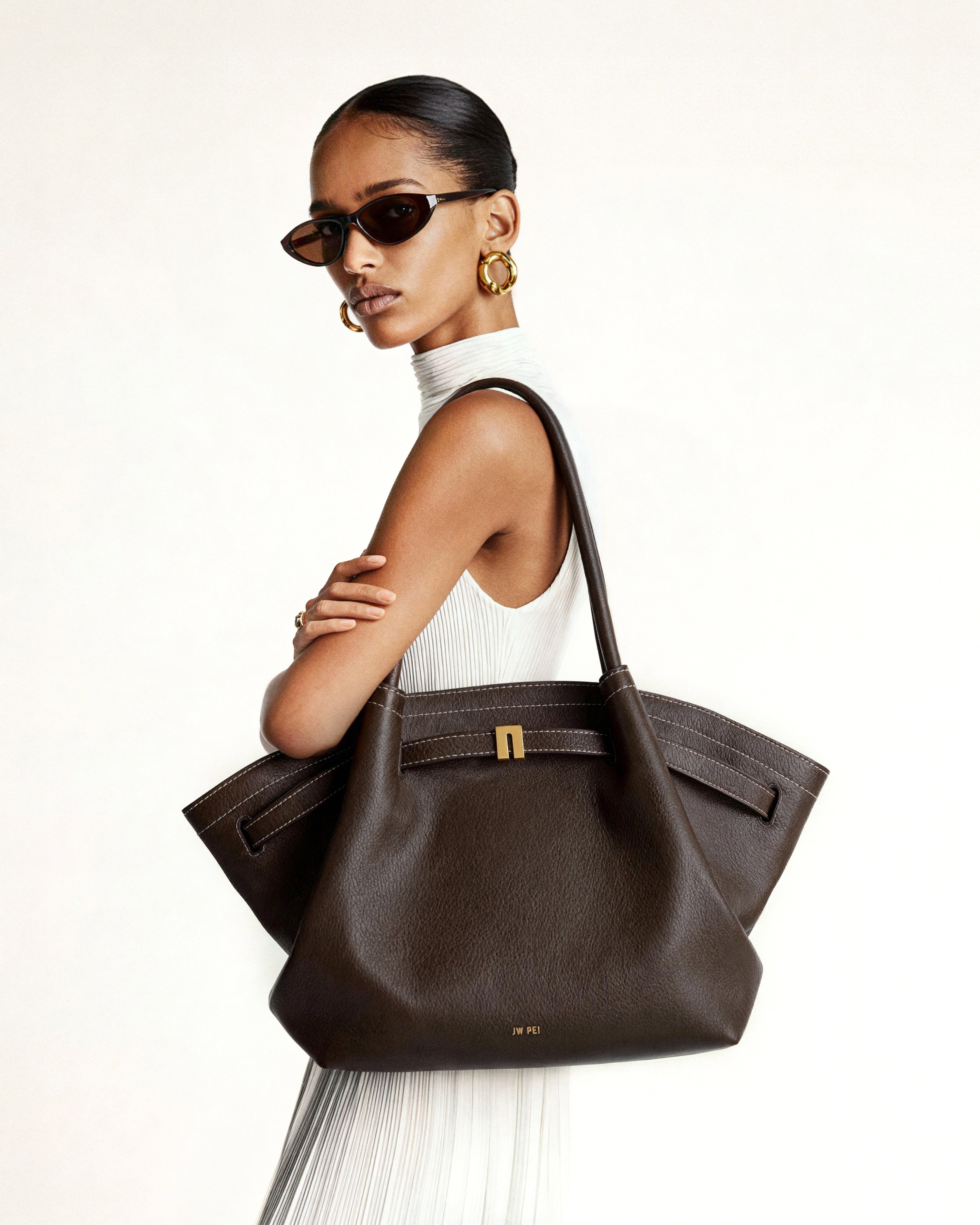 Hana ラージトートバッグ - ダークブラウン - JW PEI Japan Official