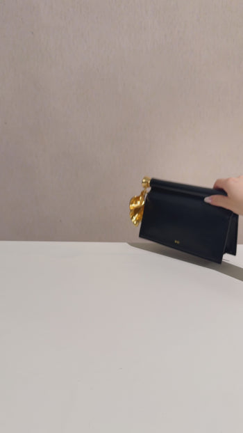 Holly メタルペンダント付きクラッチバッグ - ダークブラウン