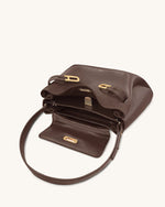 Rhea ペブルド ダブルバックル ショルダーバッグ - ダークブラウン